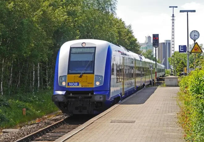 Regionalzug in blau weiß am Bahnsteig